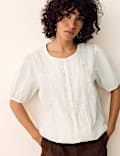 Zuiver katoenen blouse met figuurnaad en kanten inzet