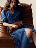 Robe midi en jean à taille ajustée, col en V et fermeture boutonnée