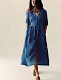 Robe midi en jean à taille ajustée, col en V et fermeture boutonnée