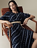 Robe midaxi à taille ajustée et col rond avec imprimé