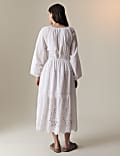 Tailliertes Midaxikleid mit Lochstickerei und hohem Baumwollanteil