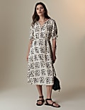 Gesmoktes Kleid mit hohem Leinenanteil, eingekerbtem Ausschnitt und geometrischem Muster