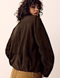 Veste en daim coupe courte &agrave; col chemin&eacute;e