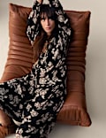 Robe midaxi à taille ajustée, encolure à nouer, en crêpe fleuri