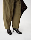 Hose mit elastischem Taillenbund und Barrel Leg