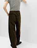 Pantalon coupe barrel en velours c&ocirc;tel&eacute;