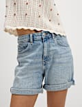 Denim-Shorts im Boyfriend-Stil