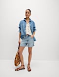 Denim-Shorts im Boyfriend-Stil