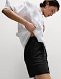 Hoch geschnittene Shorts aus reinem Leinen