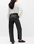 Pantalones de pata de barril con fruncido de imitaci&oacute;n de piel
