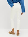 Jean raccourci coupe cintr&eacute;e taille haute