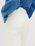 Jean raccourci coupe cintr&eacute;e taille haute