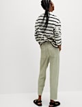 Pantalones pesqueros tapered te&ntilde;idos en prenda con cord&oacute;n ajustable
