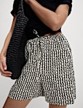 Hoch geschnittene Shorts aus reinem Twill mit Musterprint