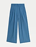 Pantalon coupe large à pinces et fines rayures