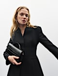 Blazer ajustado sin cuello y con cincha