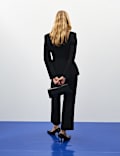 Blazer ajustado sin cuello y con cincha