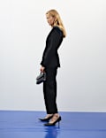 Blazer ajustado sin cuello y con cincha