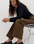 Pantalon &agrave; deux plis et revers