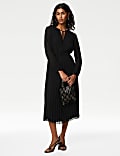 Robe midi plissée coupe droite avec encolure à nouer et ceinture