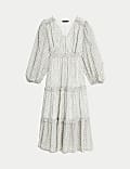 Vestido maxi en capas de topos de escote en pico
