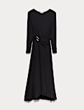 Robe midi à taille ajustée, encolure bateau et anneau sur le devant