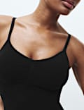 Kombinezon Body Sculpt podkreślający biust i pośladki