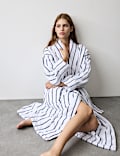 Gestreifter Frottee-Morgenmantel aus reiner Baumwolle