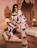 El conjunto de pijama con estampado de gato