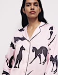 El conjunto de pijama con estampado de gato