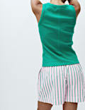 Conjunto corto de rayas con camiseta acanalada
