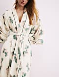 Robe de chambre en satin &agrave; manches larges et motif fleuri