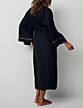 Robe style kimono en satin à bordure passepoilée