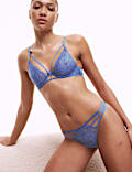 Lindy Tanga mit Spitze