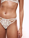 Lindy Tanga mit Spitze