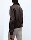 Cazadora bomber de piel con cuello de piel de borreguito