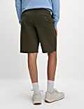 Short chino coupe ample en tissu extensible