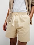 Short plus court à taille élastique