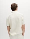 Polo en maille de coton boucl&eacute; &agrave; col ouvert