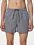 Schnell trocknende Badeshorts mit geometrischem Design