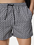 Schnell trocknende Badeshorts mit geometrischem Design