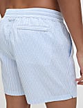Ριγέ γκοφρέ σορτς με υψηλή περιεκτικότητα σε βαμβάκι