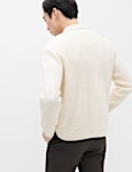 Strickjacke aus Luftgarn mit durchgehender Knopfleiste und Zopfmuster
