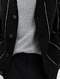 Gestreifte Strickjacke mit V-Ausschnitt und Wollanteil