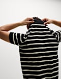 חולצת טי סרוגה עם פסים מבד עשיר בכותנה