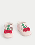 Chaussures bébés à bride en T, bande auto-agrippante et motif cerise en 3D (jusqu’au 18 mois)
