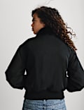 &Tau;&zeta;ά&kappa;&epsilon;&tau; bomber &mu;&epsilon; &gamma;&iota;&alpha;&kappa;ά Stormwear&trade; &alpha;&pi;ό &sigma;&upsilon;&nu;&theta;&epsilon;&tau;&iota;&kappa;ή &gamma;&omicron;ύ&nu;&alpha; (6-16 &epsilon;&tau;ώ&nu;)