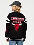 Bomberjacke mit hohem Baumwollanteil und NBA Chicago Bulls-Motiv (6–16 J.)