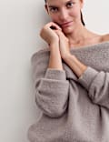 Pull en mohair mélangé à épaules dénudées