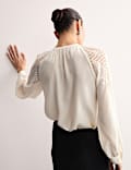 Blusa abotonada sin cuello con detalles de encaje